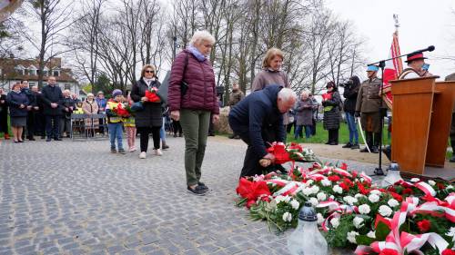 Uroczyste złożenie kwiatów pod pomnikiem podczas obchodów 83. rocznicy Zbrodni Katyńskiej